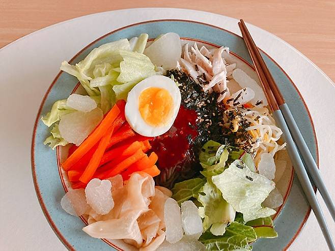 다양한 부재료를 올린 막국수