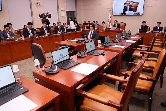 1일 서울 여의도 국회에서 열린 법제사법위원회 전체회의에서 유상범 간사를 비롯한 국민의힘 의원들이 최상목 탄핵소추사건 조사결과보고서 채택의 건에 반발하며 회의장을 나가 자리가 비어있다.  사진=뉴시스