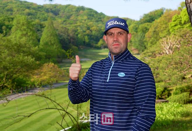 1일부터 경기 성남시 남서울 컨트리클럽에서 열린 GS칼텍스 매경오픈에 출전한 라이언 피크가 코스를 배경으로 엄지를 들어 보이고 있다. (사진=KGA)