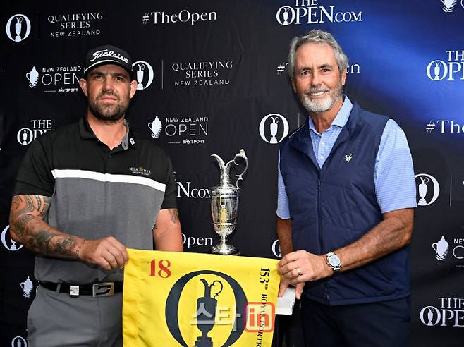 라이언 피크(왼쪽)가 뉴질랜드 오픈에서 우승한 뒤 디오픈 출전권을 상징하는 깃발을 들고 기념촬영하고 있다. (사진=아시안투어)