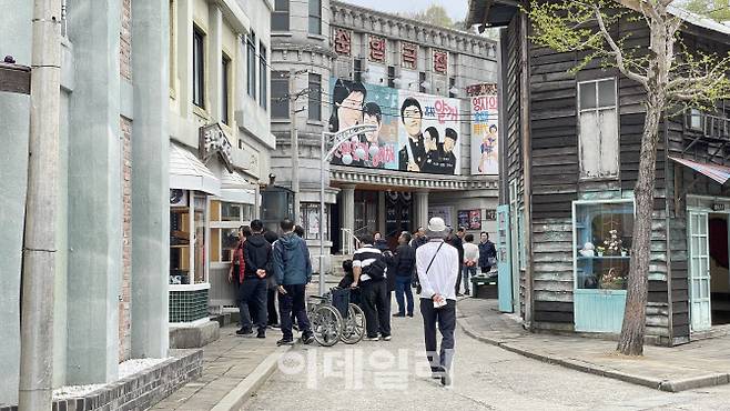 전남 순천 드라마 쵤영장에서 장애인들이 관광지를 둘러보고 있다.(사진=한국관광공사)