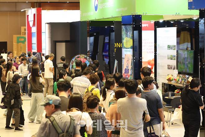 지난해 서울 삼성동 코엑스에서 열린 여행박람회 ‘2024 올댓트래블’에서 관람객들이 여행 관련 상품·서비스들을 관람하고 있다.