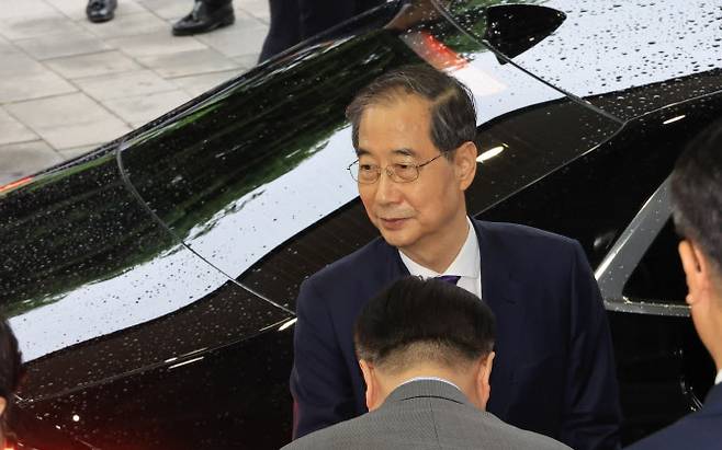 한덕수 대통령 권한대행 국무총리가 1일 대국민 담화 뒤 정부서울청사를 나서며 직원들과 인사하고 있다. (사진=연합뉴스)