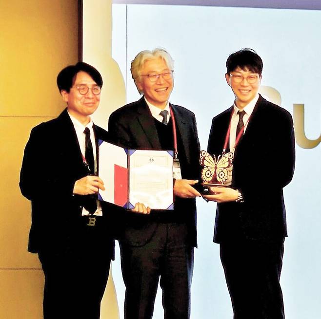 박만규 병원장(오른쪽). [사진=휴병원]