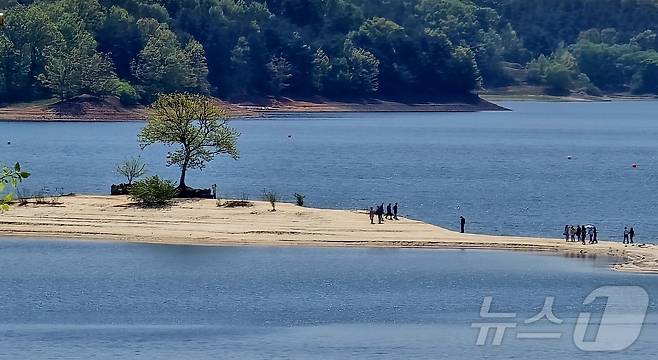 대전 동구 대청댐에서 시민들이 나들이를 하고 있다. / 뉴스1 ⓒ News1 황덕현 기후환경전문기자