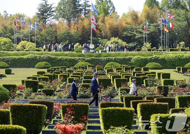 완연한 봄 날씨를 보인 지난달 30일 오후 부산 남구 유엔기념공원을 찾은 외국인 관광객들이 유엔군 전몰장병 묘역을 둘러보고 있다. 2025.4.30/뉴스1 ⓒ News1 윤일지 기자