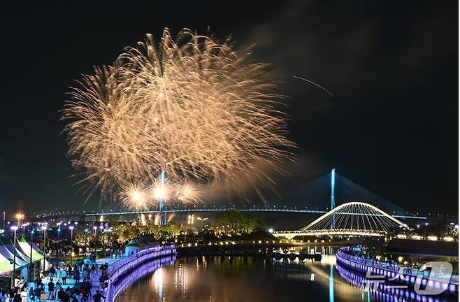 '제17회 부산항 축제'에서 불꽃쇼가 진행되고 있다.(부산시청 제공. 재판매 및 DB 금지)