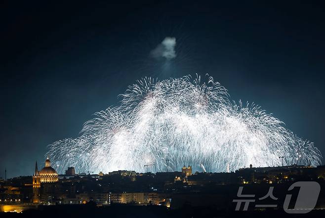 지난달 30일(현지시간) 몰타 발레타에서 열린 '몰타 국제 불꽃축제'에서 화려한 불꽅이 밤하늘을 수놓고 있다. ⓒ 로이터=뉴스1