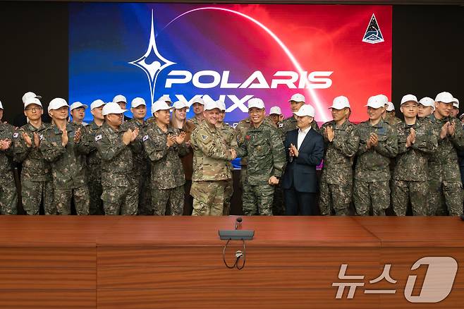 합동참모본부는 지난 1일 주한미우주군과 공동으로 제1회 '한미 우주위협 대응 토의식 연습(TTX)'을 실시했다고 2일 밝혔다. 제1회 '한미 연합 우주위협 대응연습' 참가자들이 기념사진을 촬영하고 있다. (합동참모본부 제공. 재판매 및 DB 금지) 2025.5.2/뉴스1