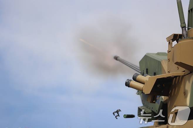 육군은 지난 4월 30일부터 강원도 고성 해안 일대에서 대공 실사격 훈련을 실시했다고 2일 밝혔다. 21보병사단 천호가 표적기를 향해 30mm 대공포를 발사하고 있다. (육군 제공. 재판매 및 DB 금지) 2025.5.2/뉴스1