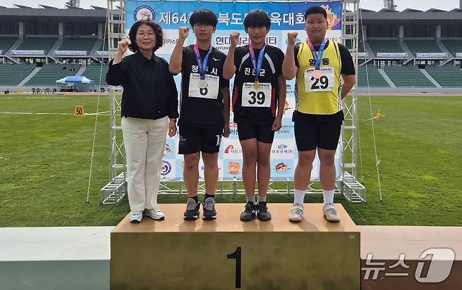 (진천=뉴스1) 이성기 기자 = 충북 진천 옥동초등학교가 1~2일 충주에서 64회 충북도민체육대회 사전경기로 열린 육상에서 탁월한 성과를 거두며 지역사회에 자긍심을 안겼다.(진천교육지원청 제공)/뉴스1