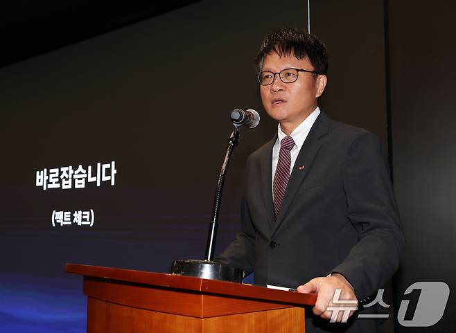 류정환 네트워크 인프라센터장(부사장)이 2일 오전 서울 중구 SK텔레콤 T타워에서 열린 사이버 침해 관련 일일 브리핑에서 유심(USIM) 정보 해킹 사고 대책을 설명하고 있다. 2025.5.2/뉴스1 ⓒ News1 오대일 기자