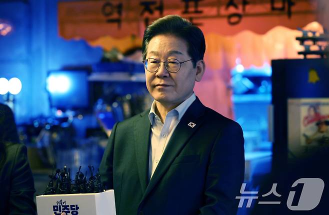 이재명 더불어민주당 대통령 후보가 1일 오후 서울 종로구 한 음식점에서 열린 '민생시리즈2' 비전형 노동자 간담회를 마친 후 대법원 판결에 대한 입장을 밝히고 있다. (공동취재) 2025.5.1/뉴스1 ⓒ News1 이재명 기자