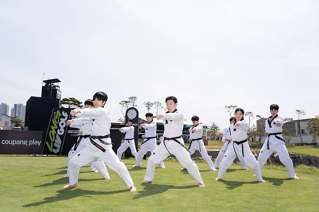 1라운드 경기 전 진행된 태권도 시범단의 공연 모습. (LIV 골프 제공)
