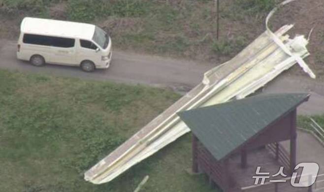 일본의 아키타현 아라야 해변 공원의 풍력 발전기에서 풍차 모양 날개가 떨어지며 한 남성이 숨졌다.(NHK갈무리)