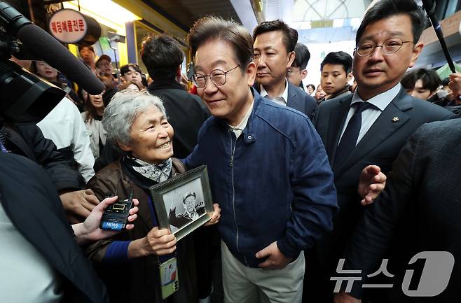 '골목골목 경청투어 : 접경벨트편'에 나선 이재명 더불어민주당 대통령 후보가 2일 오전 강원 철원군 동송전통시장을 찾아 한 시민과 대화를 나누고 있다. (공동취재) 2025.5.2/뉴스1 ⓒ News1 이재명 기자