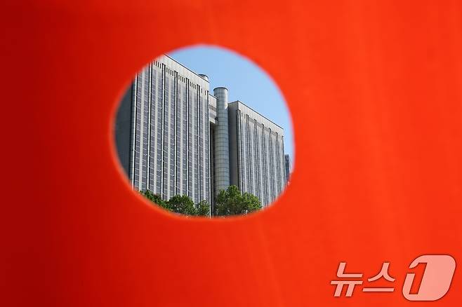 서울고법이 2일 대법원으로부터 이재명 더불어민주당 대선 후보의 공직선거법 사건 소송기록을 돌려받았다. 서울고법은 이날 오전 이 후보의 공직선거법 사건 기록이 도착했다고 밝혔다. 대법원 전원합의체가 1일 이 후보 사건에 대해 무죄를 선고한 2심 판결을 유죄 취지로 파기 환송한지 하루 만이다. 사진은 2일 서울 서초구 서울고등법원의 모습. 2025.5.2/뉴스1 ⓒ News1 신웅수 기자