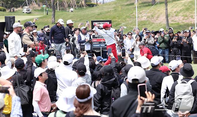 세르히오 가르시아가 2일 인천 송도동 잭니클라우스 골프클럽 코리아에서 열린 'LIV골프 코리아 1라운드 3번홀에서 티샷을 하고 있다. 2025.5.2/뉴스1 ⓒ News1 김성진 기자