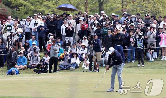 필 미켈슨이 2일 인천 송도동 잭니클라우스 골프클럽 코리아에서 열린 'LIV골프 코리아 1라운드 5번홀에서 퍼팅을 하고 있다. 2025.5.2/뉴스1 ⓒ News1 김성진 기자