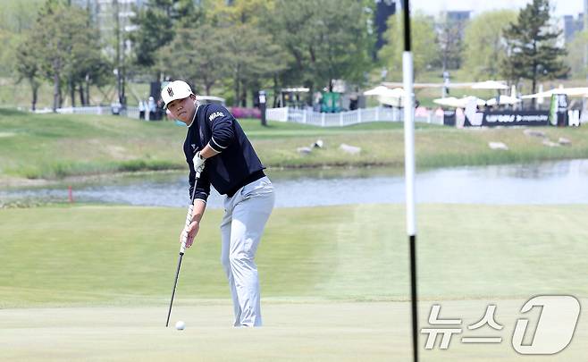 장유빈이 2일 인천 송도동 잭니클라우스 골프클럽 코리아에서 열린 'LIV골프 코리아 1라운드 14번홀에서 퍼팅을 하고 있다. 2025.5.2/뉴스1 ⓒ News1 김성진 기자