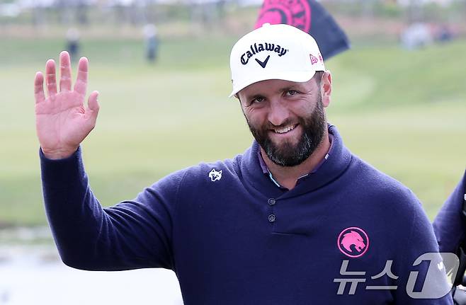 존 람이 2일 인천 송도동 잭니클라우스 골프클럽 코리아에서 열린 'LIV골프 코리아 1라운드 18번홀에서 이글로 홀아웃한 후 환호하고 있다. 2025.5.2/뉴스1 ⓒ News1 김성진 기자