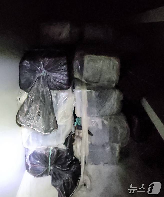 지난 2일 강원 강릉 옥계항에 입항한 벌크선에서 발견된 다량의 코카인 의심물질.(동해해경청 제공, 재판매 및 DB 금지) 2025.4.21/뉴스1