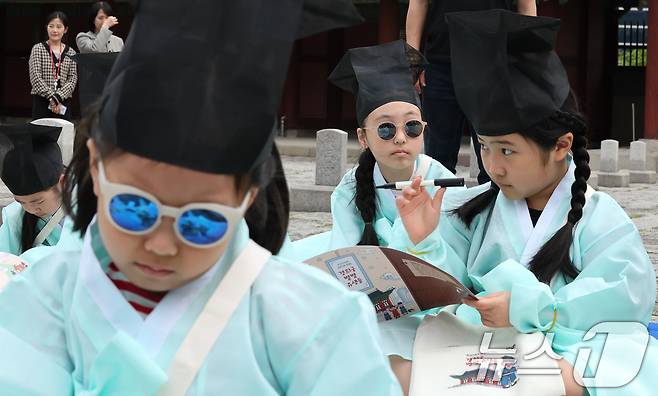 2일 오후 서울 종로구 경희궁에서 열린 '영조와 함께하는 조선시대 경희궁 유생 체험'에 참가한 어린이들이 과거 시험을 보고 있다. 2025.5.2/뉴스1 ⓒ News1 장수영 기자