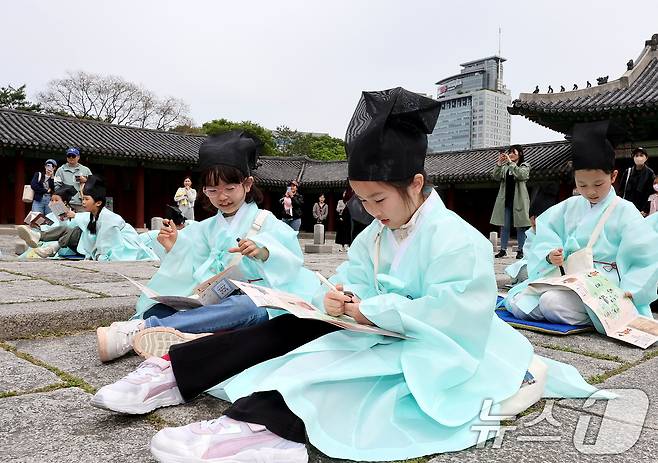 2일 오후 서울 종로구 경희궁에서 열린 '영조와 함께하는 조선시대 경희궁 유생 체험'에 참가한 어린이들이 과거 시험을 보고 있다. 2025.5.2/뉴스1 ⓒ News1 장수영 기자