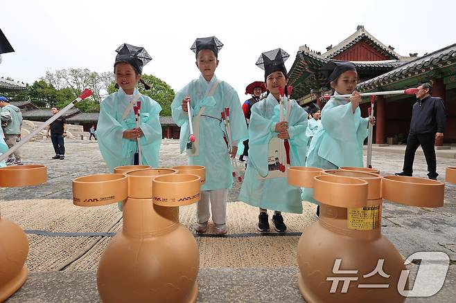 2일 오후 서울 종로구 경희궁에서 열린 '영조와 함께하는 조선시대 경희궁 유생 체험'에 참가한 어린이들이 투호 체험을 하고 있다. 2025.5.2/뉴스1 ⓒ News1 장수영 기자
