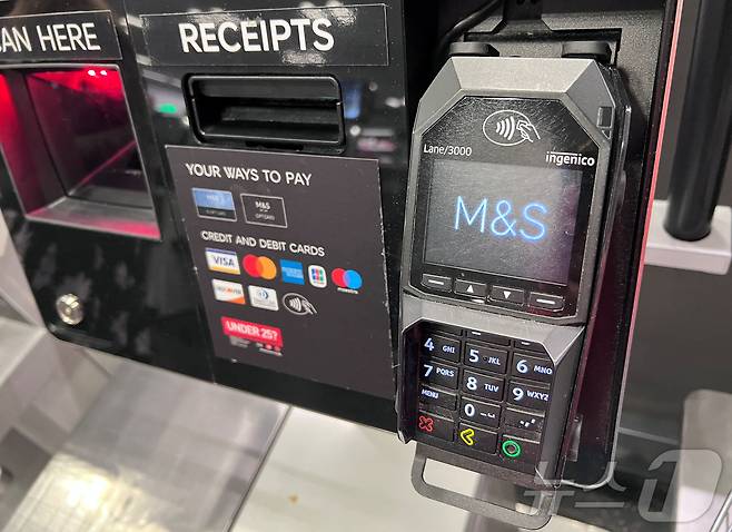 영국 대형 유통업체 마크스앤스펜서(M&S) 매장의 카드 결제기. 2025.04.30. ⓒ 로이터=뉴스1 ⓒ News1 이지예 객원기자
