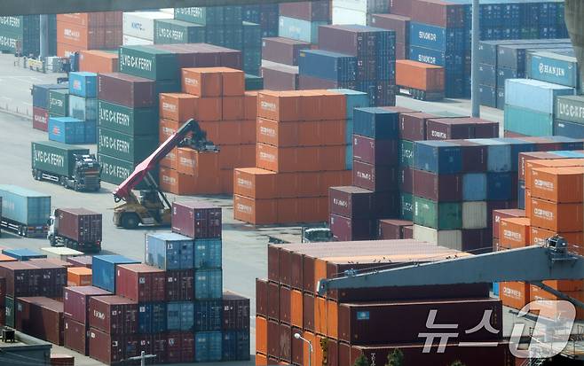 지난달 24일 경기 평택시 포승읍 평택항 수출 야적장에 컨테이너들이 쌓여있다.  2025.4.24/뉴스1 ⓒ News1 김영운 기자