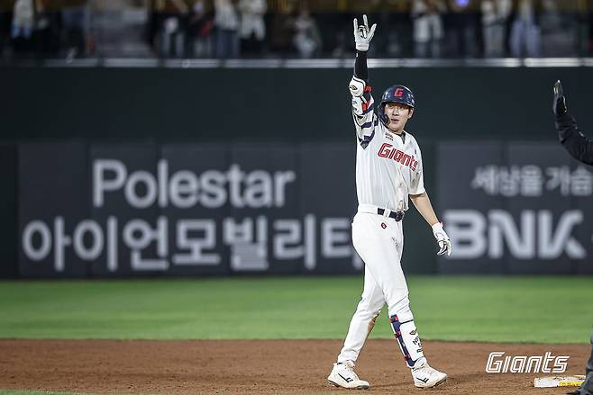 롯데 자이언츠 나승엽이 2일 열린 KBO리그 사직 NC 다이노스전에서 8회말 역전 2타점 2루타를 터뜨린 후 기뻐하고 있다. (롯데 자이언츠 제공)