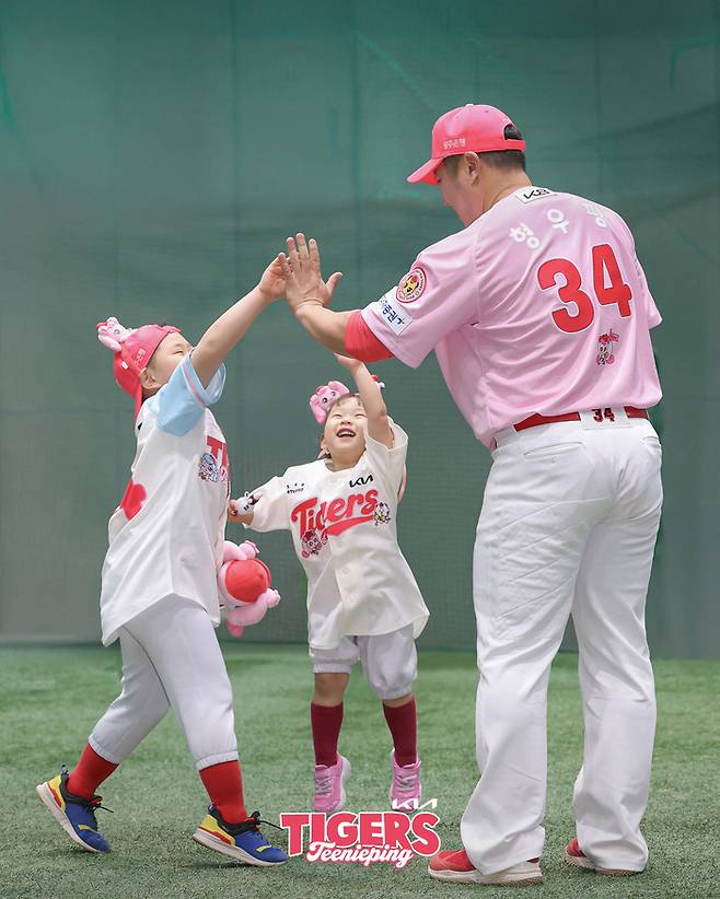 KIA가 오는 2~4일 한화전을 ‘미리 갸린이날’로 지정, 인기 캐릭터 티니핑과 함께 이벤트를준비했다. KIA 최형우(오른쪽)가 자녀들과 함께 포즈를 취했다. 사진 | KIA 타이거즈