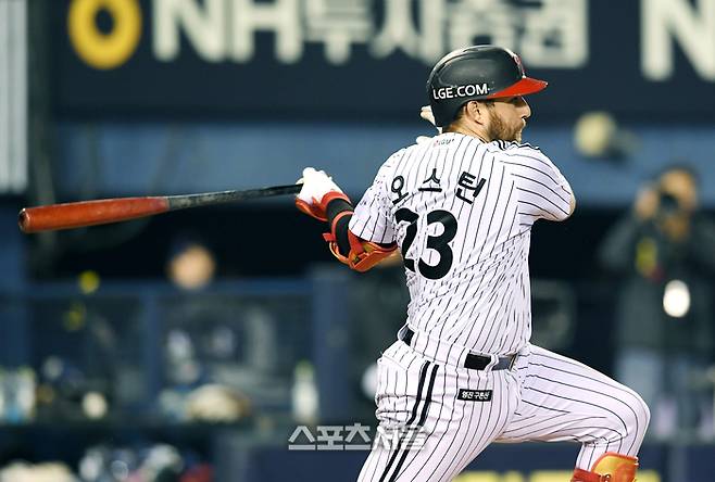 LG 오스틴이 잠실구장에서 열린 2025 KBO리그 NC와 경기에서 6회말 안타를 치고 있다. 잠실 | 박진업 기자 upandup@sportsseoul.com