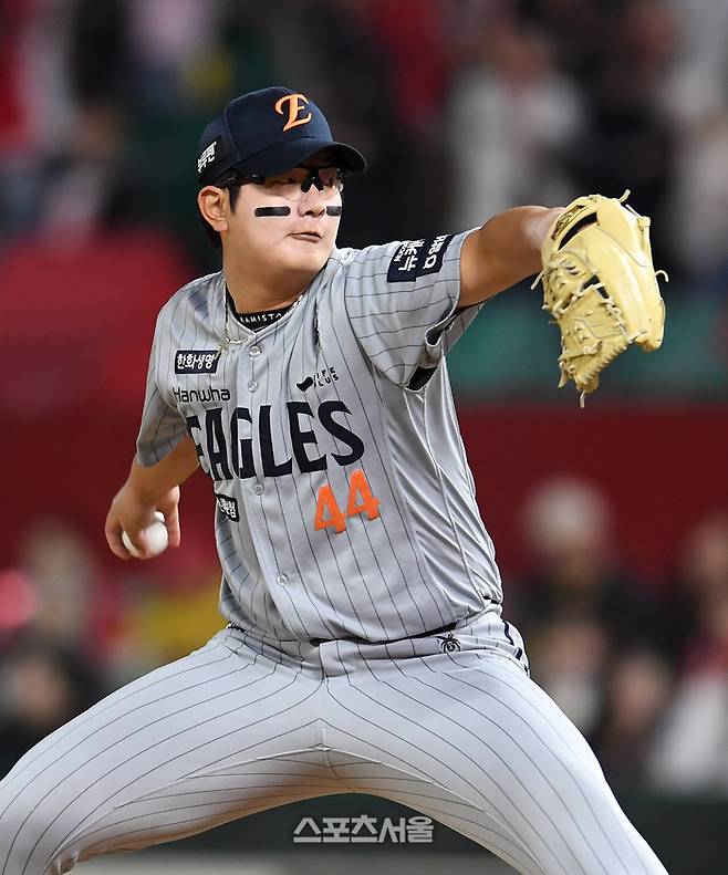 김서현은 한화 마무리로 거듭났다. 그 뒤엔 ‘친형’인 불펜포수 김지현의 ‘뒷받침’이 있었다. 문학 | 박진업 기자 upandup@sportsseoul.com