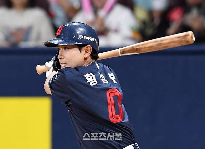 롯데 황성빈이 1일 고척스카이돔에서 열린 2025 KBO리그 키움과의 경기 4회초 2사 3루 상황에서 롯데 선발 조영건을 상대로 1타점 내야안타를 치고 있다. 고척 | 박진업 기자 upandup@sportsseoul.com