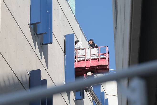 경찰과 국립과학수사연구원 등이 창원NC파크 루버 추락사고 현장을 감식하고 있다. 사진 | 창원=연합뉴스
