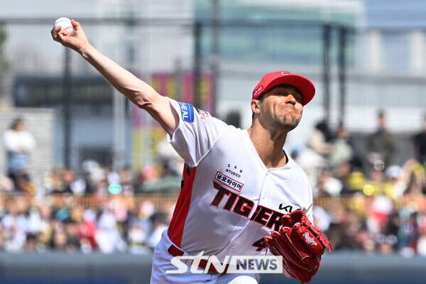 22일 오후 광주 북구 광주-기아챔피언스필드에서 열린 2025 신한 쏠뱅크 KBO 리그 개막전 NC다이노스 대 KIA타이거즈의 경기, 1회 초 KIA 선발 네일이 역투하고 있다. 사진┃뉴시스