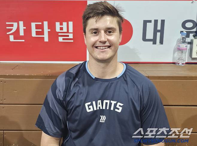 인터뷰에 임한 데이비슨. 김영록 기자