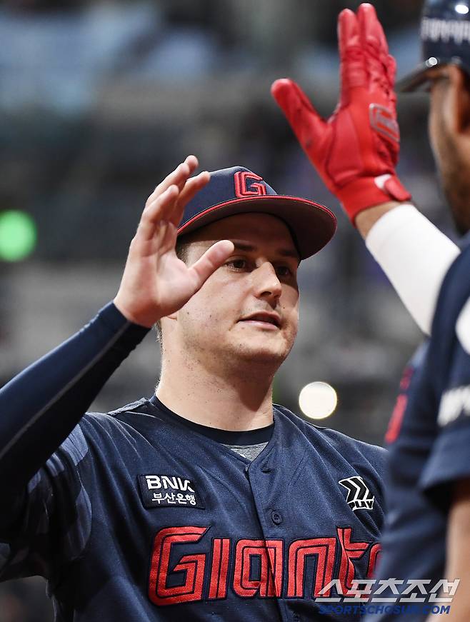 1일 서울 고척스카이돔에서 열린 롯데-키움전. 6회에도 무실점 행진을 이어간 데이비슨이 동료들의 환영을 받고 있다. 고척=정재근 기자 cjg@sportschosun.com/2025.5.1/