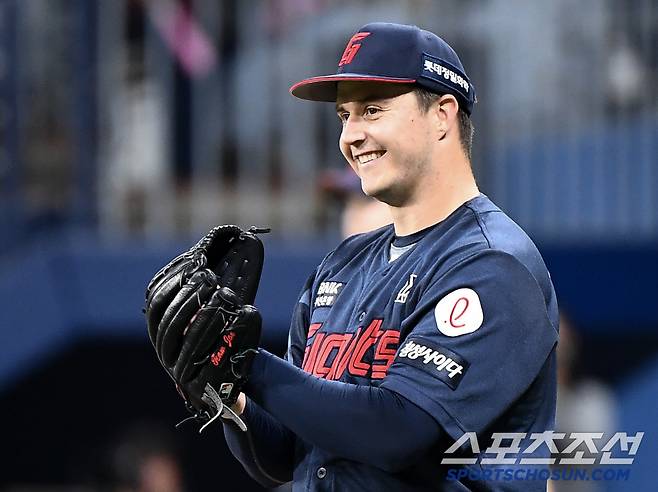 1일 서울 고척스카이돔에서 열린 롯데-키움전. 선발투수 데이비슨이 5회말 3루수 손호영의 호수비에 활짝 웃고 있다. 고척=정재근 기자 cjg@sportschosun.com/2025.5.1/