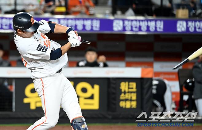 30일 대전한화생명볼파크에서 열린 LG와 한화의 경기, 8회말 한화 허인서가 타구를 날리다 배트가 부러지고 있다. 대전=허상욱 기자wook@sportschosun.com/2025.04.30/