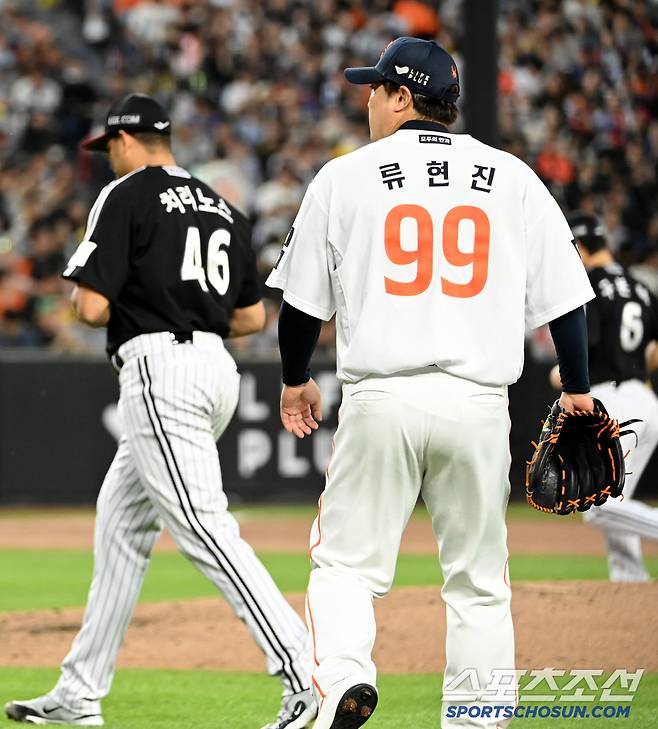 30일 대전한화생명볼파크에서 열린 LG와 한화의 경기, 3회말 투구를 마친 LG 치리노스와 4회초 투구를 위해 마운드에 오르는 한화 류현진이 엇갈리고 있다. 대전=허상욱 기자wook@sportschosun.comm/2025.04.30/