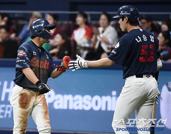 끝날 때까진 끝난 게 아니다. 득점한 황성빈이 나승엽에게 팁을 알려주는 모습.