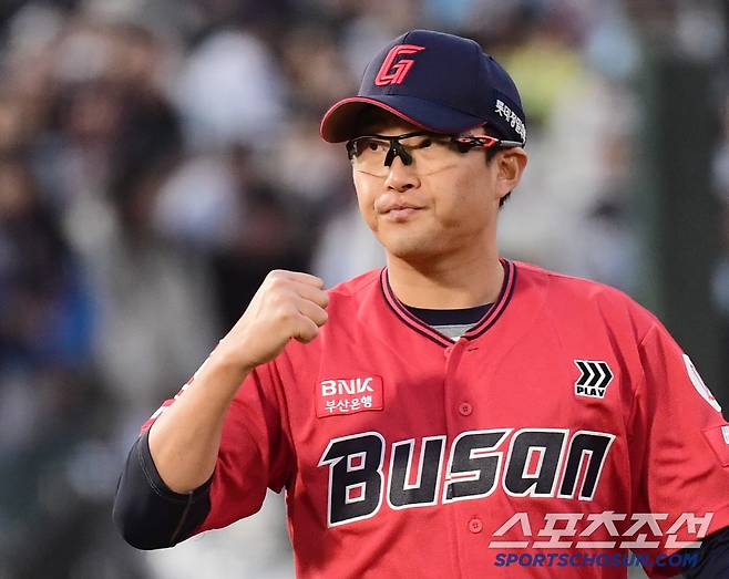 5일 부산 사직야구장에서 열린 KBO리그 롯데와 두산의 경기. 5회 실점 위기를 넘기고 주먹을 쥐어보이는 롯데 박세웅. 부산=송정헌 기자songs@sportschosun.com/2025.04.05/