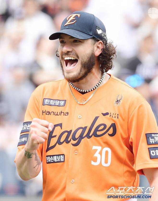 27일 대전 한화생명볼파크에서 열린 한화와 KT의 경기. 4회 1사 1루. KT 문상철을 병살 처리하고 환호하는 한화 폰세. 대전=송정헌 기자songs@sportschosun.com/2025.04.27/