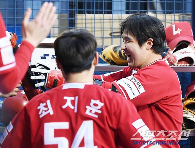 2일 서울 잠실구장에서 열린 SSG-LG전. 1회초 1사 1루 최정이 투런포를 친 후 환영받고 있다. 잠실=정재근 기자 cjg@sportschosun.com/2025.5.2/