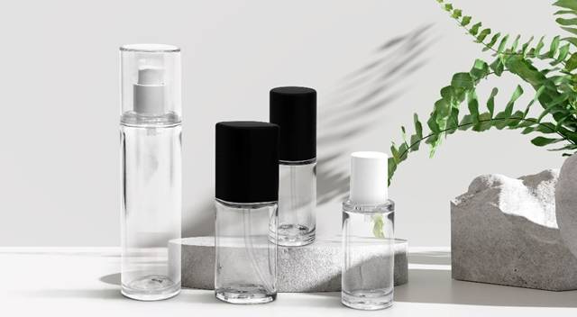 국내 석유화학 업계가 불황 장기화로 올해 1분기도 실적이 좋지 않을 것으로 점쳐지면서 상대적으로 안정적인 수익을 유지하고 있는 '스페셜티(고부가가치)' 제품 위주 기업들이 눈길을 끌고 있다. 사진은 UL 저탄소 인증을 받은 화학적 재활용 소재 에코트리아 CR로 만든 SK케마칼의 화장품 용기. /SK케미칼