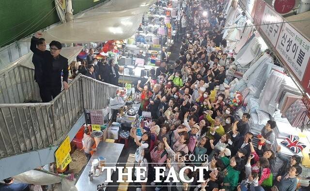 한동훈 국민의힘 대선 후보(사진 왼쪽)가 1일 서문시장을 방문해 상가 계단에 서 지지자들에게 인사하고 있다. /박병선 기자