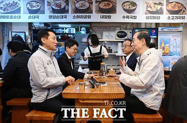 한덕수 전 대통령 권한대행 겸 국무총리(오른쪽)와 오세훈 서울시장이 2일 오후 서울 종로구의 식당에서 오찬 간담회를 갖고 있다. /박헌우 기자